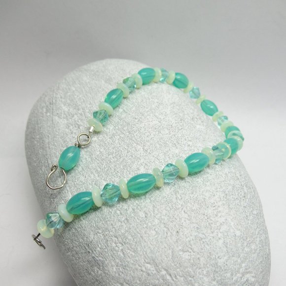 Uranium glass bead bracelet - Picture 6 of 16